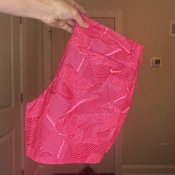 Nike Dri-Fit Golf Shorts – Pink Graphic Print – Women’s M (8) - Picture 2 of 3